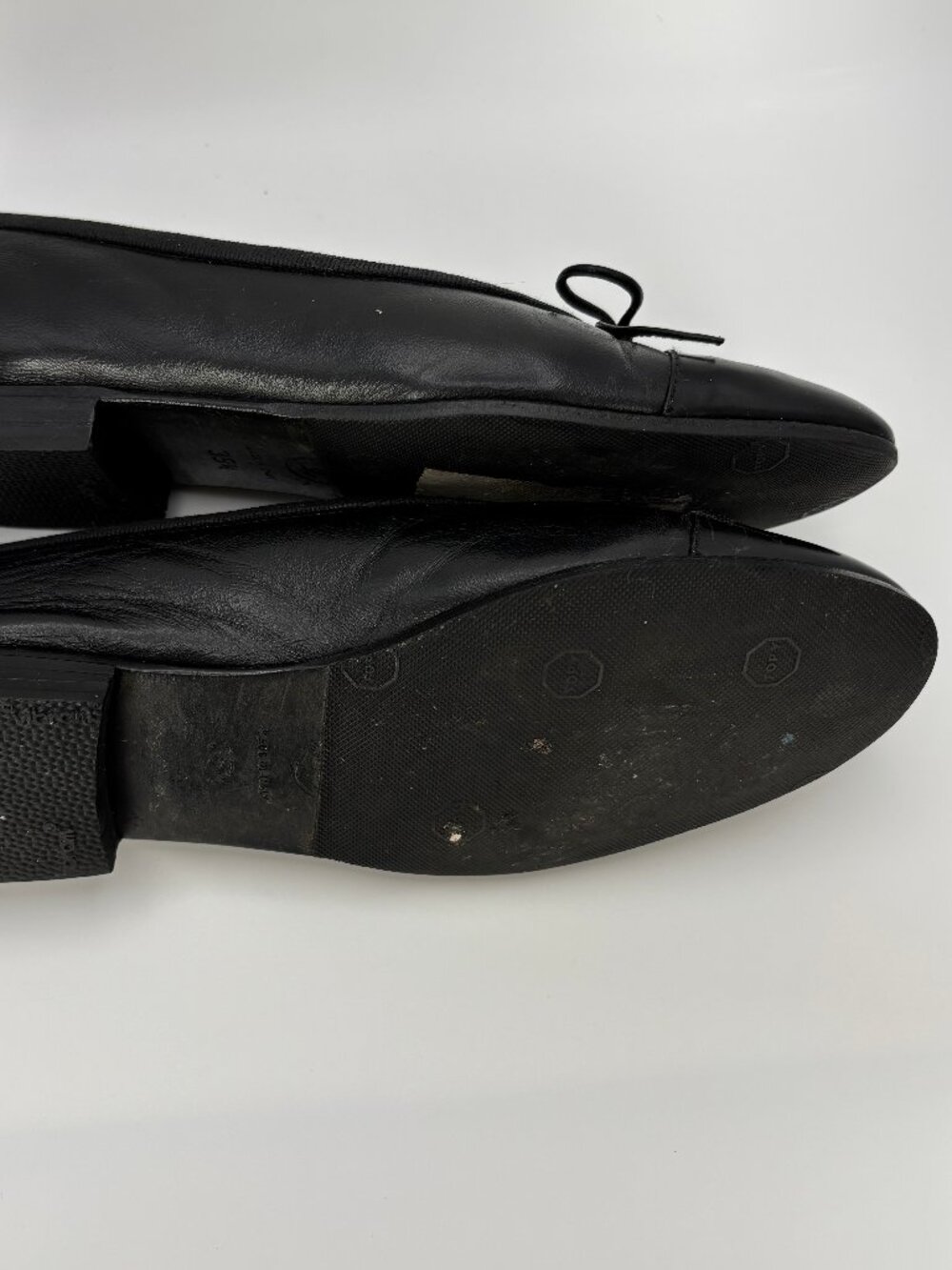 CHANEL Black Leather CC Logo Bow Ballet Flats Size 35.5 - Picture 7 of 8